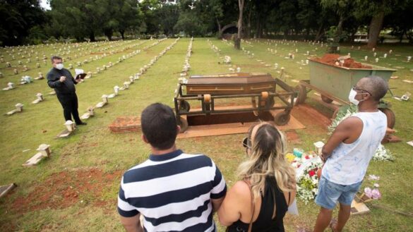 entierros-sin-tregua-y-ucis-al-limite:-brasil-presenta-el-peor-escenario-desde-el-inicio-de-la-pandemia