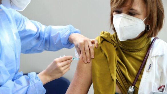 estas-son-las-comunidades-que-han-retenido-dosis-de-astrazeneca-por-«prudencia»-tras-los-casos-de-trombos