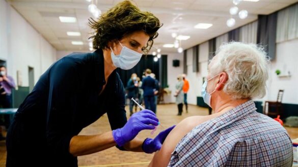 paises-bajos-tambien-paraliza-la-vacunacion-con-astrazeneca:-«debemos-pecar-de-cautelosos»