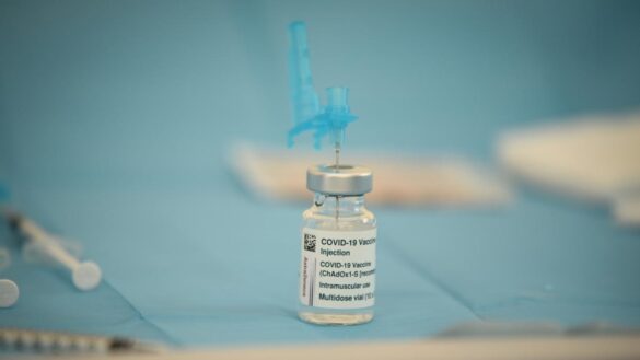 los-grandes-organos-sanitarios-siguen-respaldando-a-astrazeneca-pese-al-goteo-de-suspensiones-de-vacunacion-en-la-ue