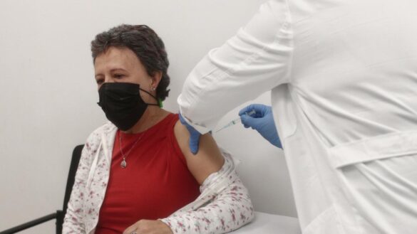 la-trombosis-en-los-senos-venosos-del-cerebro,-detectada-entre-vacunados-con-astrazeneca,-mas-frecuente-en-mujeres