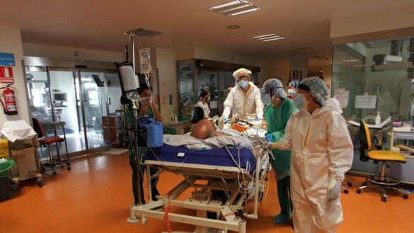 dos-de-cada-diez-medicos-y-tres-de-cada-diez-enfermeros-espanoles-eran-reticentes-a-vacunarse-en-la-segunda-ola
