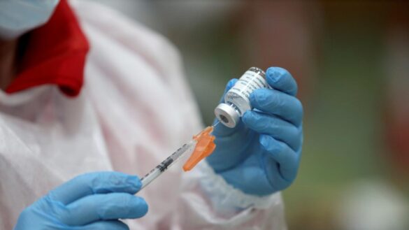 a-que-grupos-de-edad-les-toca-vacunarse-contra-el-coronavirus-en-los-proximos-tres-meses