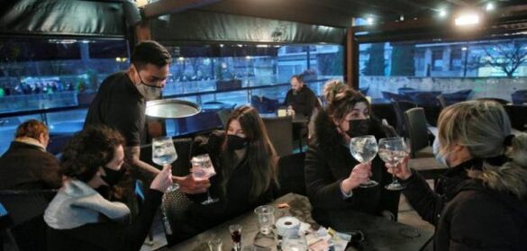 sanidad-recomienda-a-las-comunidades-cerrar-el-interior-de-los-bares-con-150-de-incidencia