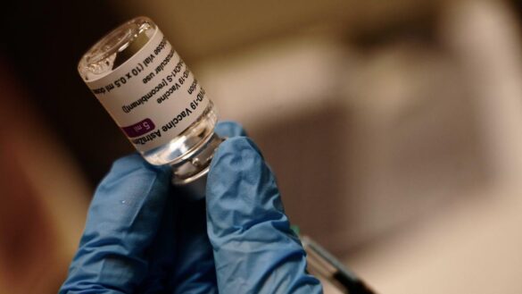 inoculadas-mas-de-330.000-dosis-de-astrazeneca-en-espana-tras-el-paron