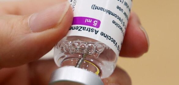 sanidad-permitira-vacunar-con-astrazeneca-a-los-mayores-de-65-anos-si-son-trabajadores-esenciales