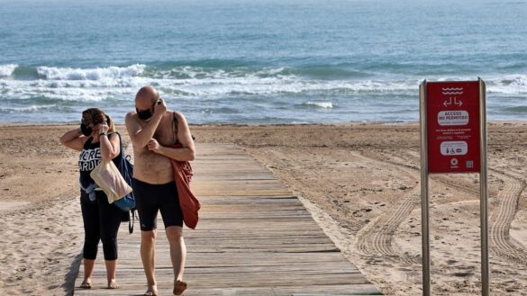 las-razones-de-salud-que-exponen-los-dermatologos-para-desaconsejar-el-uso-de-mascarillas-en-la-playa
