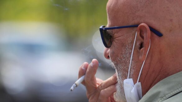 «fumar-no-puede-ser-una-excepcion»:-piden-que-los-fumadores-no-se-quiten-la-mascarilla-ante-la-‘nueva-normalidad’