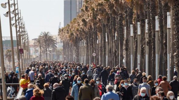 espana-sigue-en-riesgo-alto-por-covid-19-con-un-nuevo-aumento-de-la-incidencia-pero-marca-record-en-las-inoculaciones