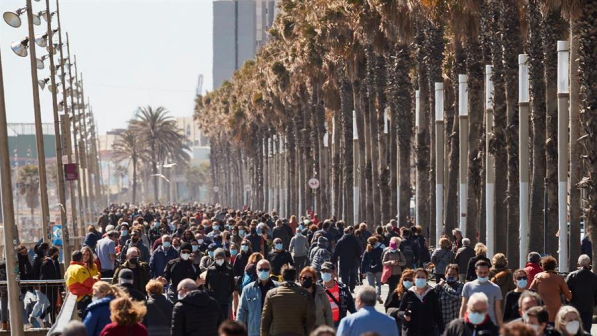 España sigue en riesgo alto por covid-19 con un nuevo aumento de la incidencia pero marca récord en las inoculaciones