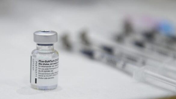 ¿puedes-beber-alcohol-antes-o-despues-de-vacunarte-con-pfizer,-moderna-o-astrazeneca?