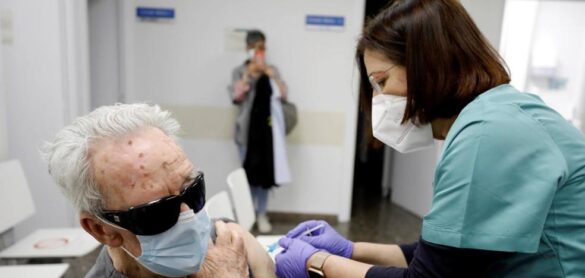 proponen-usar-las-proximas-dosis-para-vacunar-a-los-mayores-de-70-anos
