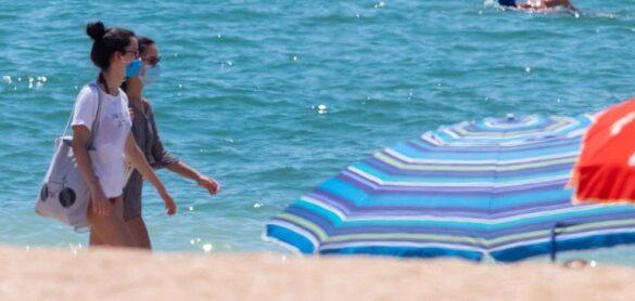 sanidad-entierra-su-proyecto-de-imponer-mascarilla-en-todo-momento-en-playas-y-piscinas