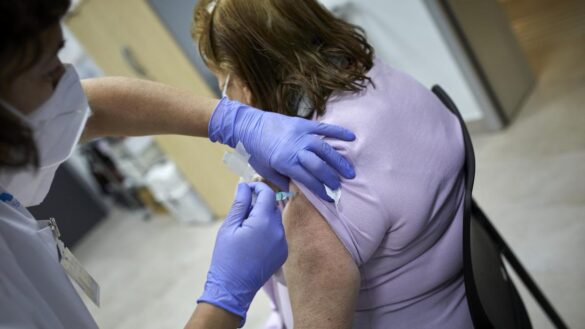 ¿una-vacuna-anual…-de-por-vida?-el-ceo-de-pfizer-cree-ahora-que-las-dos-dosis-no-seran-suficientes