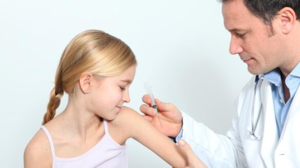vacunas-para-la-meningitis:-cuantas-hay,-cuando-se-ponen-y-de-que-variantes-protegen