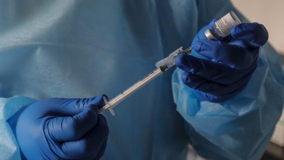 una-dosis-de-pfizer-aumenta-la-proteccion-contra-las-variantes,-pero-solo-en-infectados