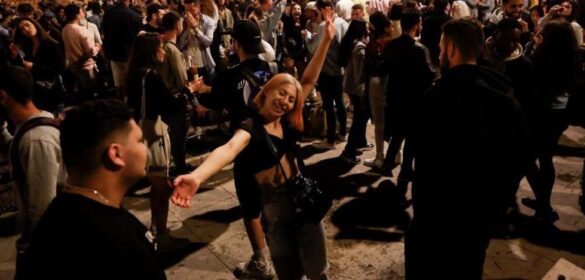 concentraciones-multitudinarias-por-toda-espana-tras-el-fin-de-la-alarma