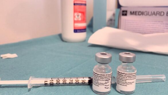 mezclar-astrazeneca-con-pfizer-podria-hasta-triplicar-algunos-efectos-adversos