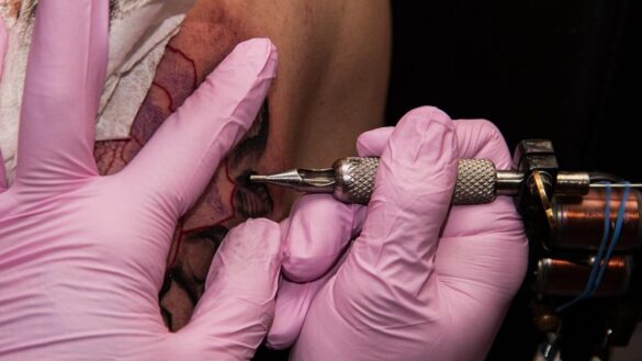 tatuajes-esteticos-que-cubren-cicatrices-y-embellecen,-¿como-hacerse-uno-de-manera-segura?