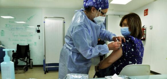 la-rebelion-popular-al-‘coctel’-vacunal-de-darias-desata-otra-crisis-en-sanidad
