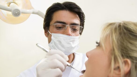 remedios-caseros-para-evitar-el-mal-aliento:-utilizar-hilo-dental,-evitar-alimentos-azucarados-o-masticar-perejil