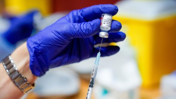 cuanto-tiempo-tardan-en-aparecer-los-efectos-secundarios-de-la-vacuna-pfizer-contra-la-covid