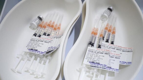 ¿una-tercera-dosis-de-vacuna-contra-la-covid-19?-lo-que-dice-la-ciencia-sobre-si-es-efectiva-y-segura-para-la-salud