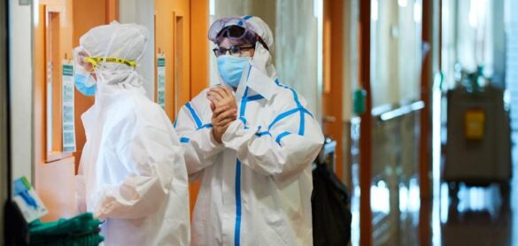 la-quinta-ola-de-la-covid-19-deja-ya-otros-10.000-sanitarios-contagiados