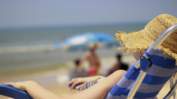 mejora-tu-salud-en-la-playa-con-estos-consejos-para-tomar-el-sol-de-forma-segura