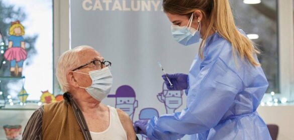 espana-se-acerca-a-la-tercera-dosis-a-la-espera-del-aval-de-la-ue