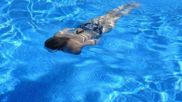¿te-pican-los-ojos-despues-de-ir-a-la-piscina?-descubre-estos-consejos-para-evitar-las-infecciones-oculares