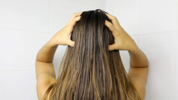 ¿como-puedo-recuperar-el-pelo-estropeado-por-el-mar-y-la-piscina?