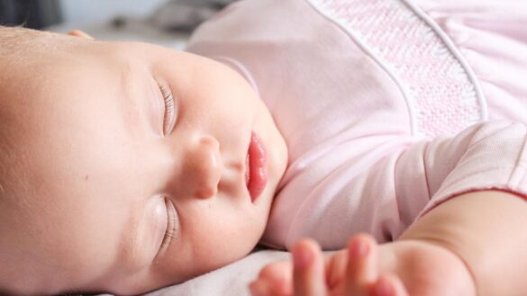 como-poner-a-dormir-a-un-bebe-con-reflujo