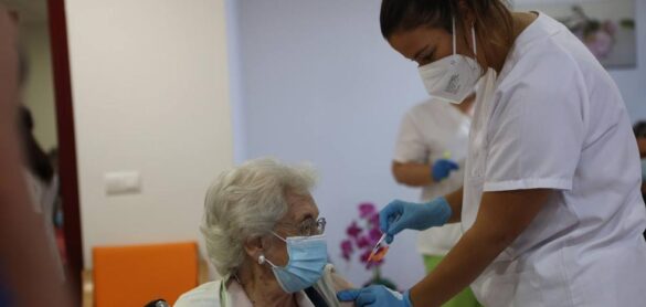 sanidad-apuesta-ya-por-la-tercera-dosis-generalizada-pese-a-las-dudas-cientificas