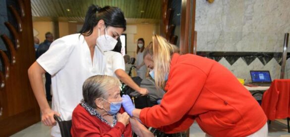 vacunarse-contra-la-covid-y-la-gripe-de-forma-simultanea-es-seguro