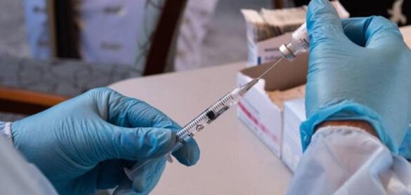 la-ema-autoriza-el-tercer-pinchazo-de-pfizer-para-los-mayores-de-18-anos