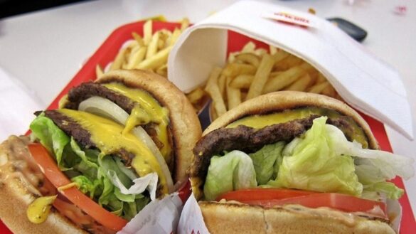 ¿kebab-o-una-hamburguesa-al-volver-a-casa?-esta-es-la-razon-por-la-que-te-apetece-comida-basura-al-llegar-de-fiesta