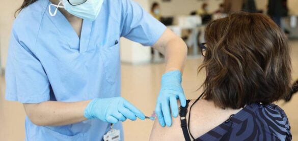 los-contagiados-recibiran-la-dosis-de-refuerzo-cuatro-semanas-despues-de-la-infeccion