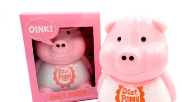 toys-‘r’-us‘-retira-el-juguete-‘diet-piggy’,-un-cerdito-que-«vigila»-que-los-ninos-hagan-dieta-gruniendo-si-abren-la-nevera