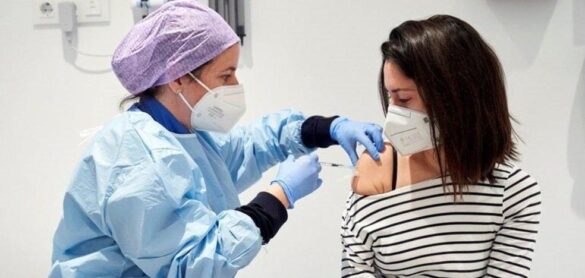 sanidad-recomienda-ahora-que-los-contagiados-esperen-cinco-meses-para-la-tercera-dosis