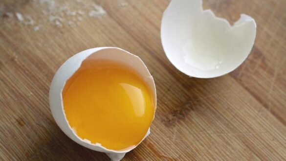 ¿por-que-algunas-personas-comen-la-yema-de-huevo-cruda-separada-de-las-claras-cocinadas?