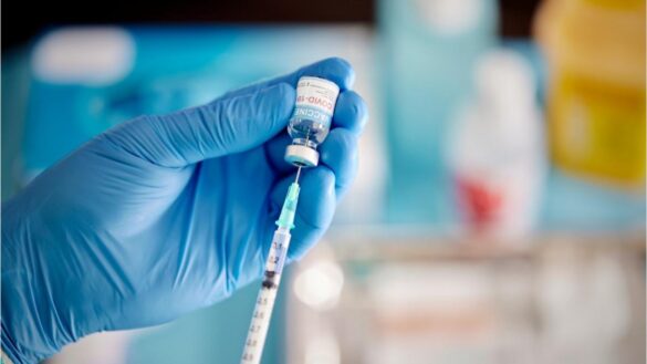 estos-son-los-10-efectos-secundarios-mas-comunes-de-las-terceras-dosis-de-las-vacunas-de-pfizer-y-moderna
