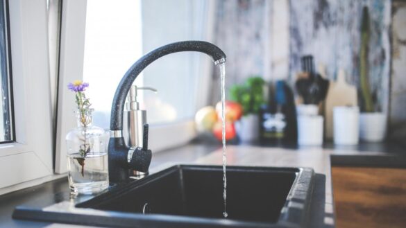 por-que-nunca-deberias-beber-el-agua-del-primer-chorro-que-sale-del-grifo