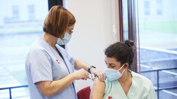 riesgo-de-fuga-capilar-con-pfizer-y-moderna:-asi-es-su-gravedad