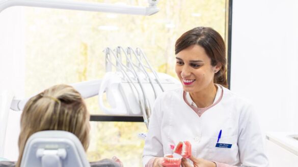¿alinearse-los-dientes-sin-pisar-una-clinica?-los-dentistas-advierten-de-los-peligros-de-la-ortodoncia-a-distancia