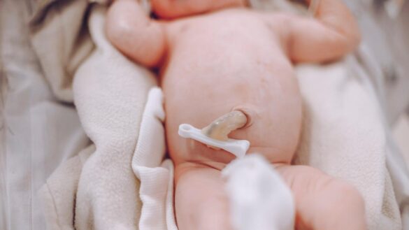 como-lavar-el-cordon-umbilical-cuando-aun-no-se-ha-desprendido-del-bebe