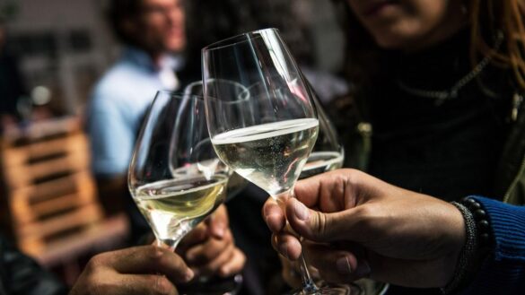 no-todo-el-mundo-disfruta-con-las-fiestas:-¿que-hacer-cuando-ir-de-canas-o-de-discoteca-con-los-amigos-se-nos-hace-cuesta-arriba?