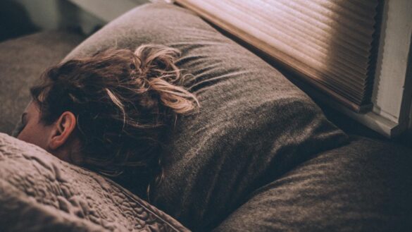 la-sencilla-tecnica-para-deshacerse-de-los-pensamientos-negativos-antes-de-dormir,-segun-una-experta