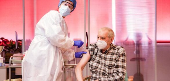 sanidad-retrasa-la-cuarta-dosis-para-los-mayores-de-80-anos