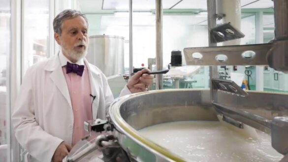 asi-se-fabrica-el-champu-anticaspa-en-un-laboratorio-cosmetico